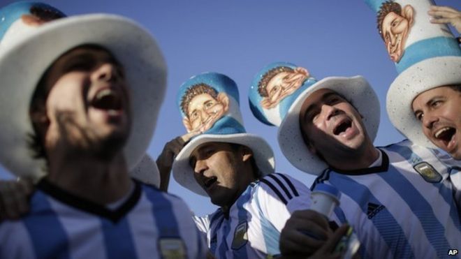 Аргентинские футбольные фанаты на стадионе Маракана в Рио-де-Жанейро, 15 июня 2014 года