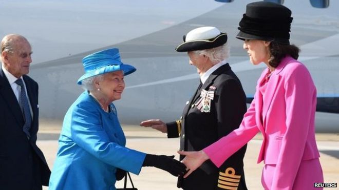 Королеву и принца Филиппа приветствуют госсекретарь Тереза ??Вильерс и дама Мэри Питерс