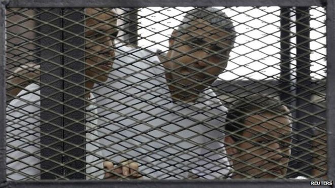 Питер Гресте, Мохамед Фахми и Бахер Мохамед (слева направо) слушают решение суда в Каире