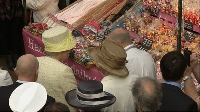 Королева познакомилась с некоторыми торговцами во время своего визита на рынок Св. Георгия