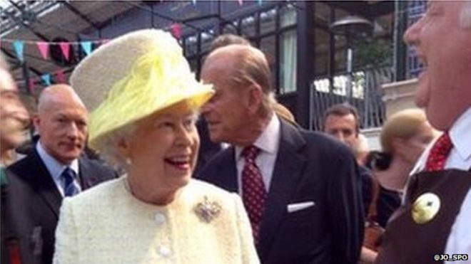 Королева поделилась шуткой с трейдером во время своего визита на рынок