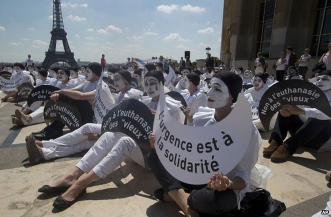 Протестующие против эвтаназии в Париже, 24 июня