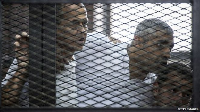 Австралийский журналист новостного канала «Аль-Джазира» Питер Гресте (слева направо) и его коллеги Мохамед Фадель Фахми и египтянин Бахер Мохамед слушают приговор 23 июня 2014 года