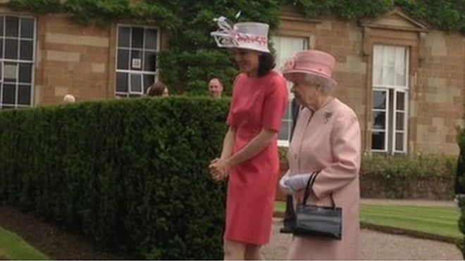 Королеву сопровождала госсекретарь Северной Ирландии Тереза ??Вильерс на вечеринке в саду в замке Хиллсборо