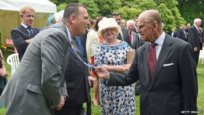 Принц Филипп встретился с заместителем мэра Лисберна Эндрю Юингом на вечеринке в саду