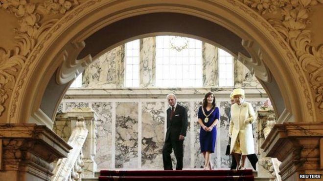 Королевская пара была показана вокруг Белфастской ратуши лорд-мэром Николаем Мэллоном