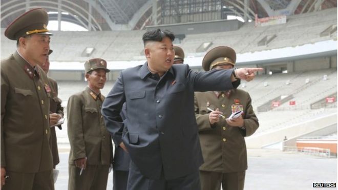 Северокорейский лидер Ким Чен Ын дает полевое руководство к месту реконструкции Первомайского стадиона на этом недатированном фото, опубликованном Корейским центральным информационным агентством Северной Кореи в Пхеньяне 20 июня 2014 года.