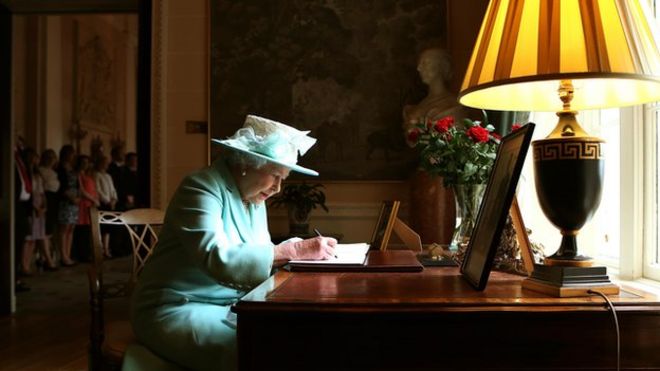 Королева подписывает книгу посетителей