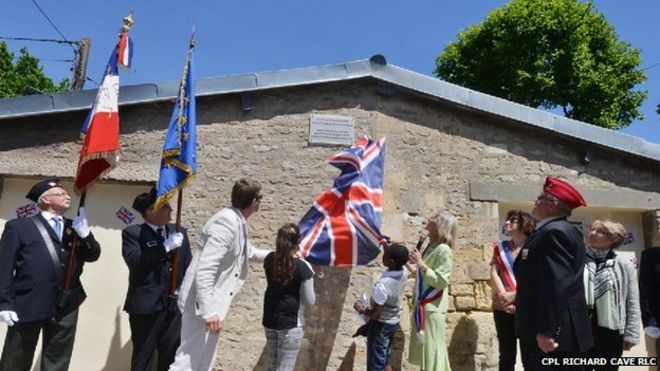 Церемония присвоения названия городской площади в Эрувиль-Сен-Клер 6 июня 2014 года