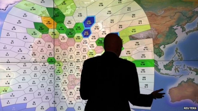 Фото из файла: Сотрудник компании спутниковой связи Inmarsat работает перед экраном, показывающим абонентов, пользующихся их услугами по всему миру, в их штаб-квартире в Лондоне, 25 марта 2014 года