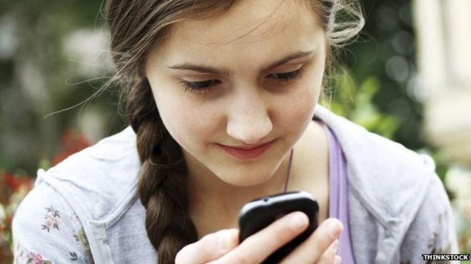 Молодая девушка с помощью мобильного телефона - по модели