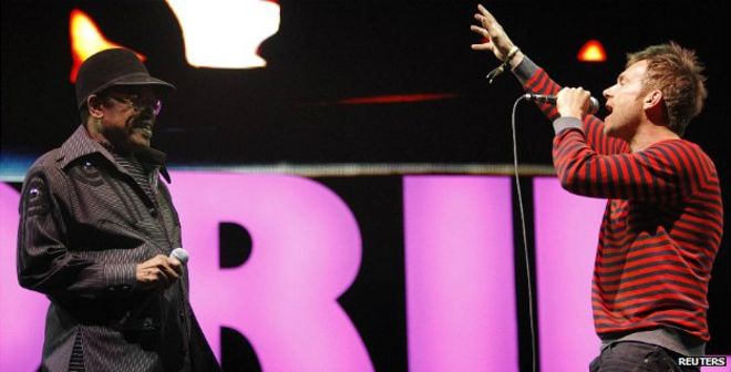 Дэймон Олбарн поет с Бобби Уомаком на концерте Gorillaz на фестивале Coachella в Калифорнии, США - 18 апреля 2010 г.