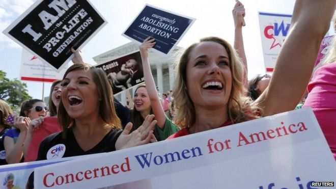 Демонстранты, выступавшие против абортов, приветствовали это решение, поскольку 30 июня 2014 года у Верховного суда США в Вашингтоне было объявлено об этом решении