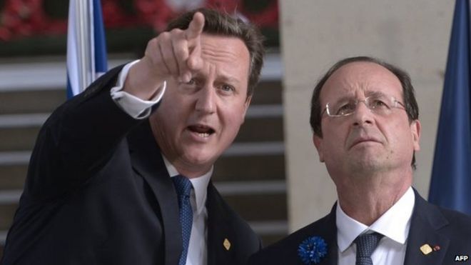 Фото из архива: премьер-министр Великобритании Дэвид Кэмерон (слева) и президент Франции Франсуа Олланд делают жест во время церемонии, посвященной 100-летию начала Первой мировой войны в Ипре, 26 июня 2014 года