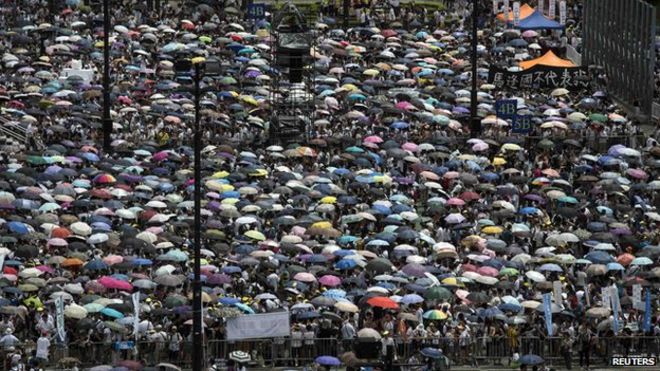 Тысячи демонстрантов за демократию собираются на улицы, чтобы выступить с требованием всеобщего избирательного права в Гонконге 1 июля 2014 года
