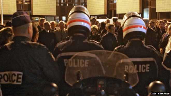 Николя Саркози говорит с полицией и пожарными в Сержи после беспорядков в ноябре 2005 года