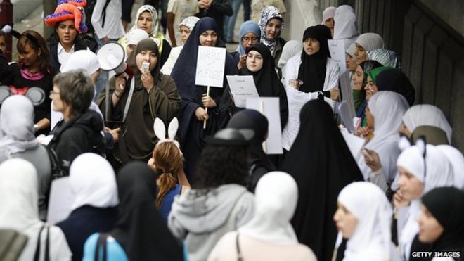 Завуалированные женщины протестуют против запрета на платок, который носят мусульманские девочки, в школах в первый день нового учебного года в Антверпене 1 сентября 2009 года.