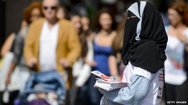 Член Исламского центрального совета Швейцарии (ICCS - CCIS) Нора Илли раздает листовки в Лугано против предстоящего кантонального голосования по вопросу о запрете ношения головных уборов в общественных местах 18 сентября 2013 года.