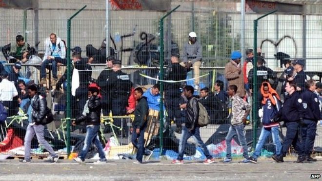 Французская полиция изгнала нелегальных мигрантов из их лагеря в Кале (2 июля 2014 года)