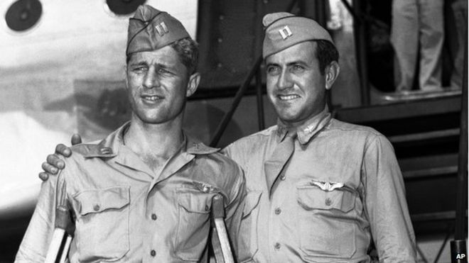 Капитан Луи Замперини (справа) из Торранса, штат Калифорния, и капитан Фред Гарретт из Риверсайда, штат Калифорния, прибывают на аэродром Гамильтон, позднее на авиабазу Гамильтон, в Новато, Калифорния, 3 октября 1945 года
