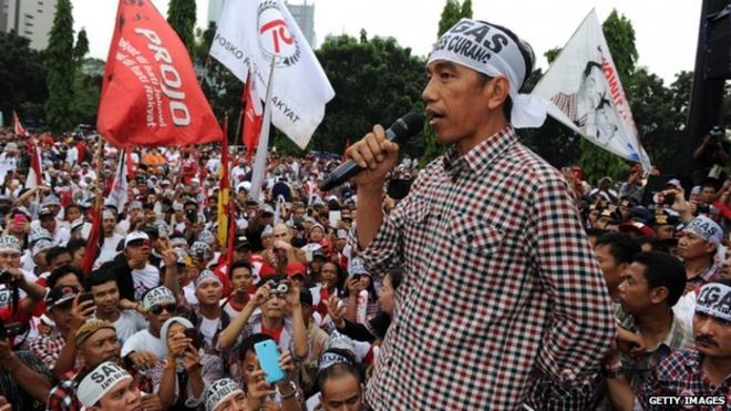 Кандидат в президенты Индонезии Джоко Видодо обращается к сторонникам во время митинга в Джакарте