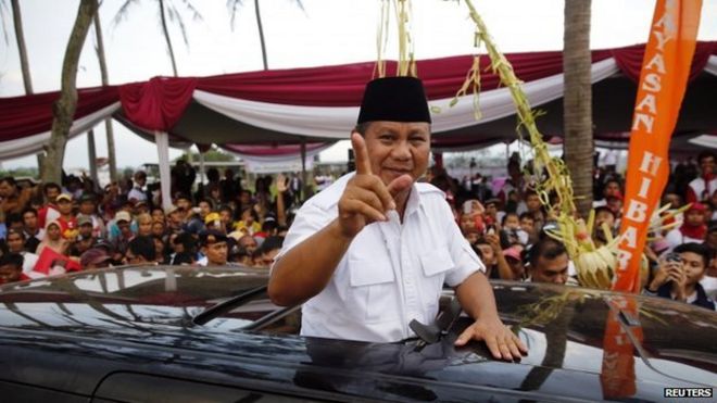 Кандидат в президенты Индонезии Прабово Субианто показывает, как он покидает предвыборный митинг в Сипарае возле Бандунга, Западная Ява