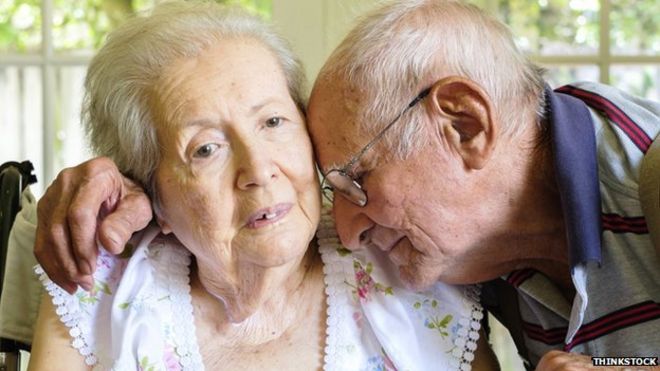 Пожилая пара с деменцией