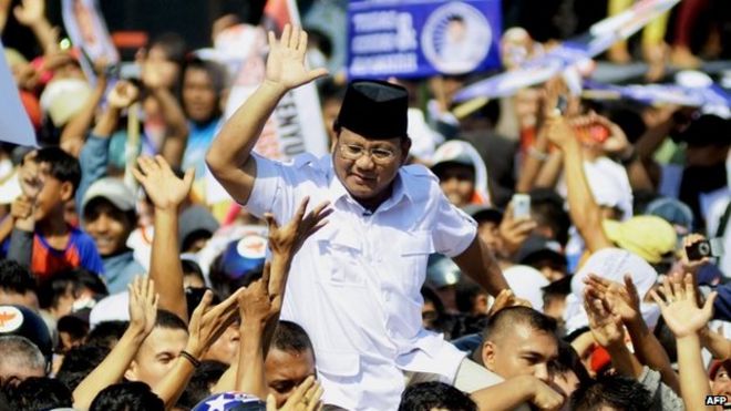 Кандидат в президенты Индонезии Прабово Субианто (С) жестом обращается к сторонникам во время кампании на стадионе «Анди Матталата» в Макасаре 17 июня 2014 года
