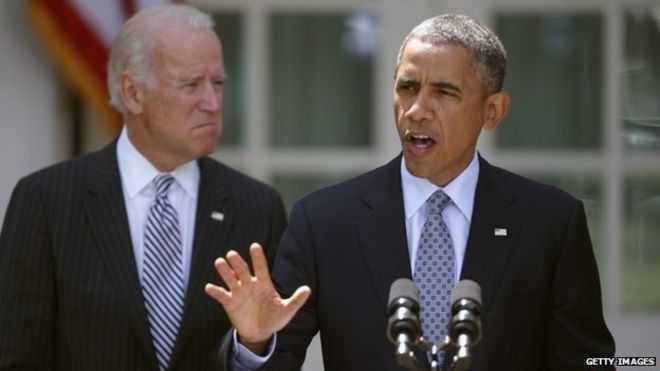 Президент Барак Обама (справа) передает замечания по поводу прерывистой повестки дня иммиграционной реформы средствам массовой информации вместе с вице-президентом Джо Байденом в Розовом саду в Белом доме Вашингтон, округ Колумбия, 30 июня 2014 года