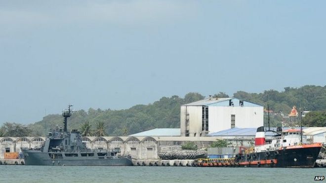 Шри-ланкийское военное судно «Самудра» (L) стоит на якоре после передачи 41 потенциального лица, ищущего убежища, чье судно было отвергнуто Австралией в южном порту Галле 7 июля 2014 года