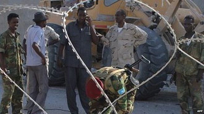 Сотрудники службы безопасности перед виллой Сомали - февраль 2014 года