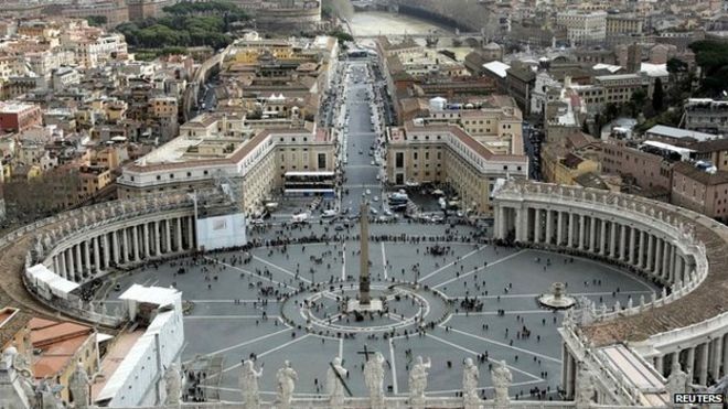 Общий вид на площадь Святого Петра виден с купола собора Святого Петра в Ватикане - 11 марта 2013 года