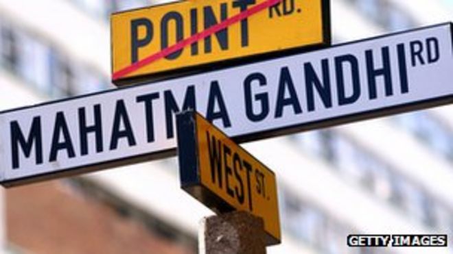 Дорожный знак с именем Ганди