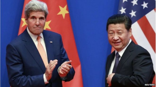 Госсекретарь США Джон Керри (слева) аплодирует после того, как президент Китая Си Цзиньпин выступил с речью на церемонии открытия шестого раунда американо-китайского стратегического и экономического диалога в государственном гостевом доме Diaoyutai в Пекине 9 июля 2014 года.