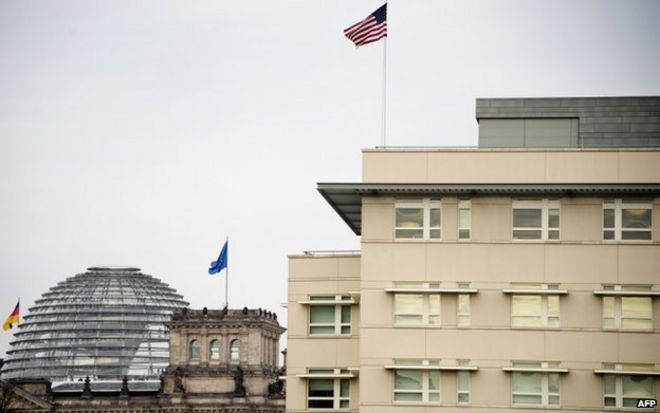 Посольство США в Берлине с немецким парламентом позади (файл фото)