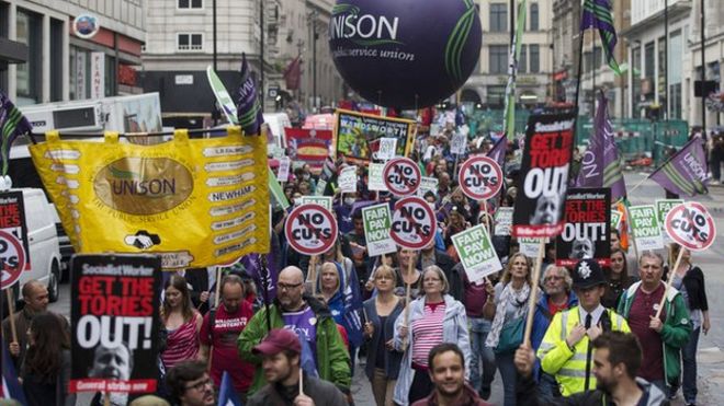 Несколько сотен рабочих принимают участие в митинге в центре Лондона, июль 2014 года