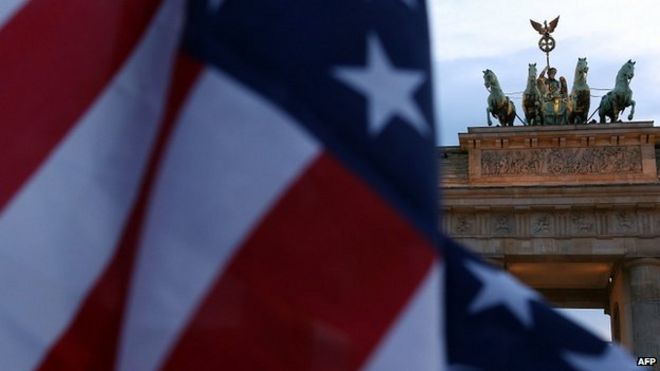 Флаг США с Бранденбургскими воротами Берлина в фоновом режиме. 8 июля 2014