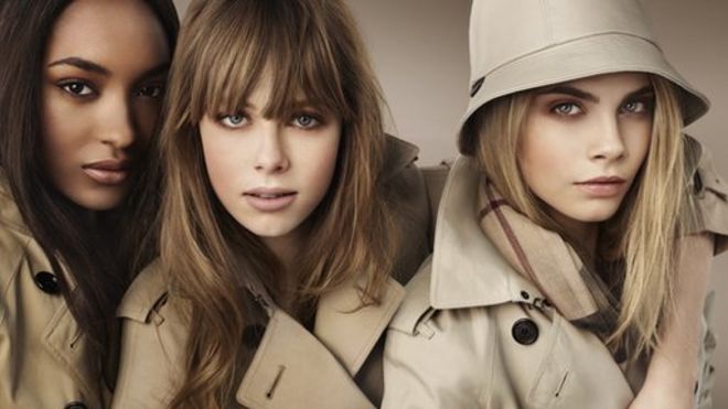 Модели в плащах Burberry