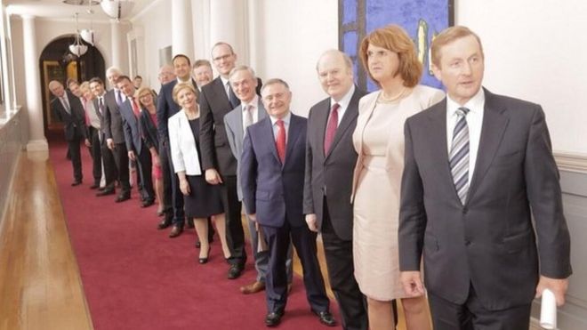 Новый ирландский кабинет, как объявил премьер-министр Энда Кенни (первый справа), в пятницу
