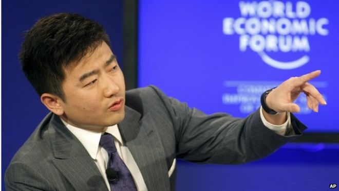 На этой фотографии, сделанной 29 января 2011 года, директор и ведущий Центрального телевидения Китая Руи Ченганг модерирует сессию на Всемирном экономическом форуме в Давосе, Швейцария.