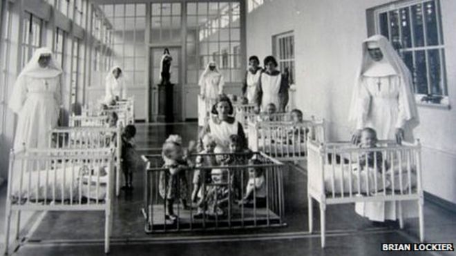 Монахини и дети в общежитии в аббатстве Шона Росса (фото любезно предоставлено Брайаном Локье 1950-х годов)