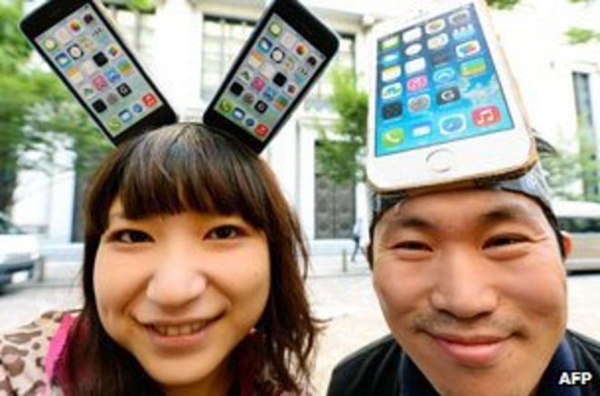 Молодые люди в шляпах в виде смартфонов