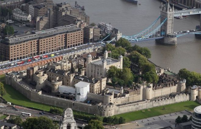 Вид с воздуха на Лондонский Тауэр 5 сентября 2011 года