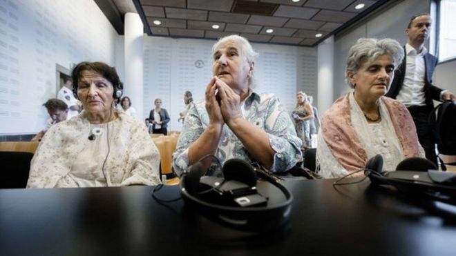 Боснийские женщины ждут до оглашения приговора по судебному делу против правительства Нидерландов 16 июля 2014 года в Гааге, Нидерланды.