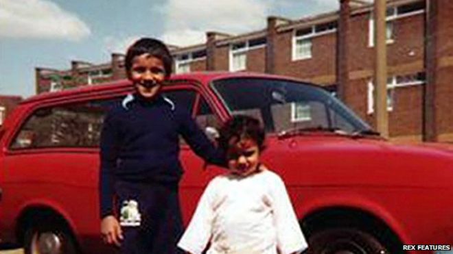 Бабар Ахмад в шесть лет со своей младшей сестрой