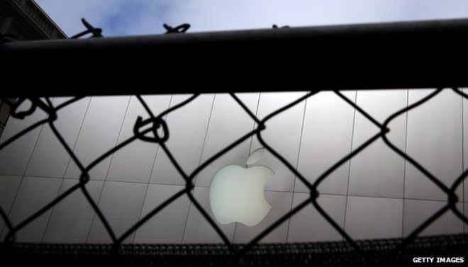 Логотип Apple за забором