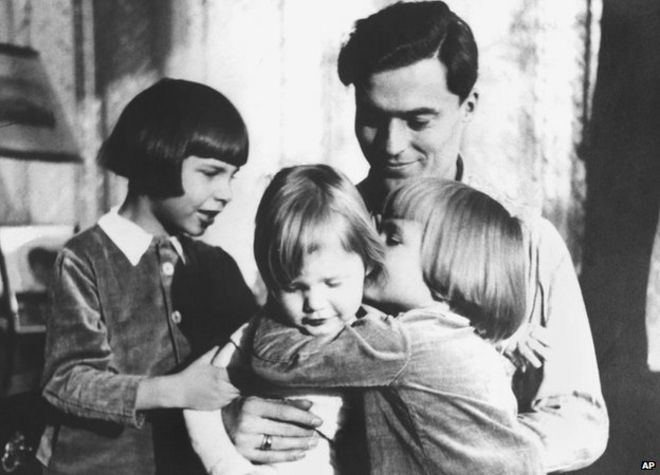 Claus Graf Schenk von Stauffenberg is surrounded by his children (from R) Berthold, Franz-Ludwig und Haimeran in 1940