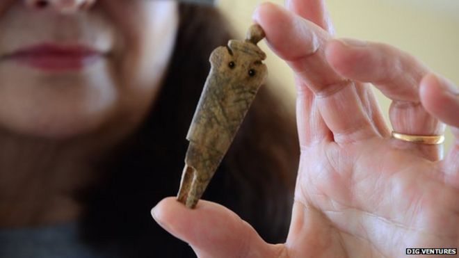 В аббатстве Лейстона найдена резная ручка для костного ножа