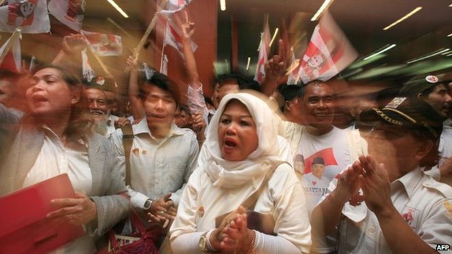 Сторонники кандидата в президенты Индонезии Прабово Субианто собираются в конференц-центре в Джакарте после закрытия избирательных участков 9 июля 2014 года