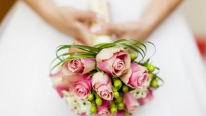 невеста держит цветы